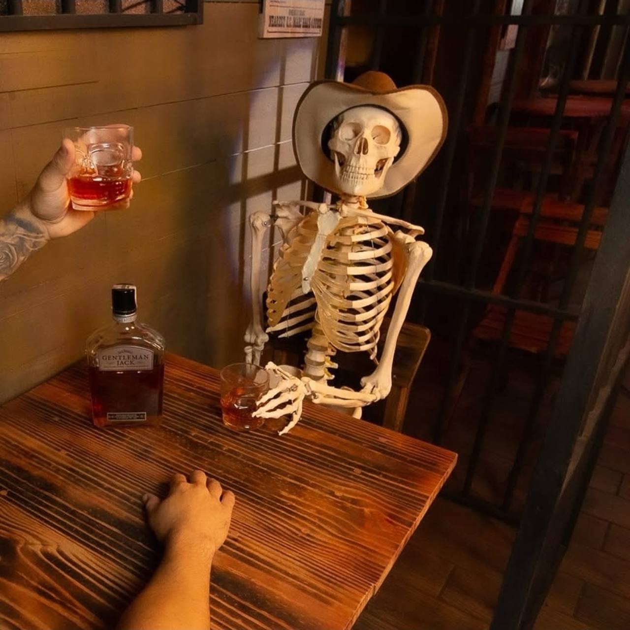 Ambiente temático do The Dead Joe com esqueleto cowboy